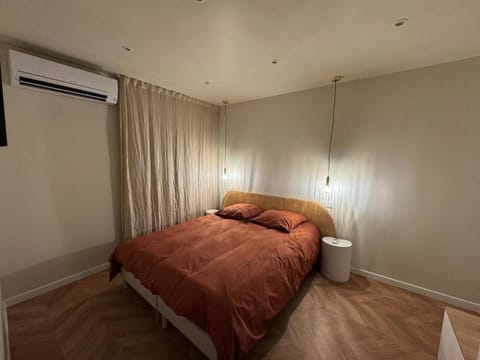 Bed, Photo of the whole room, Bedroom, air conditioner
