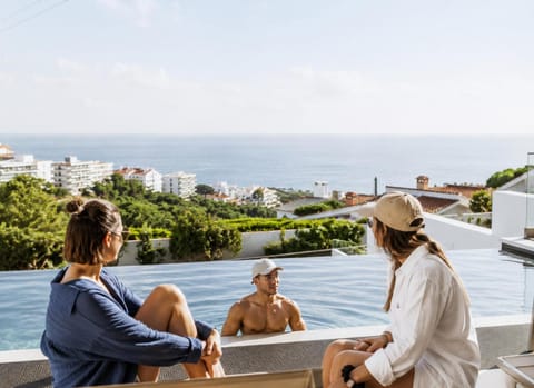 Day, Guests, Swimming pool