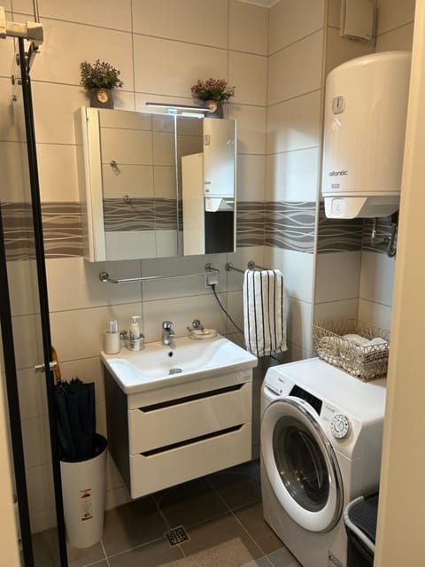 Shower, Bathroom, towels, washing machine, dryer