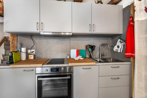 Coffee/tea facilities, Kitchen or kitchenette, dishwasher, oven, stove, toaster