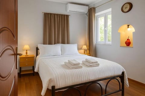 Bedroom, air conditioner