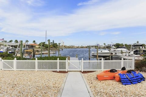 The Seaside Retreat, FREE heated pool House in Apollo Beach