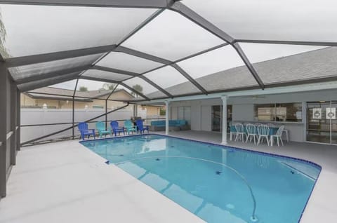 The Seaside Retreat, FREE heated pool House in Apollo Beach
