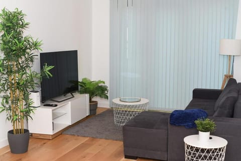 Communal lounge/ TV room, TV and multimedia, Living room, Seating area, Evening entertainment