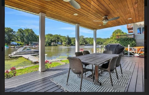 Property building, Patio, Activities, Balcony/Terrace, Seating area, River view