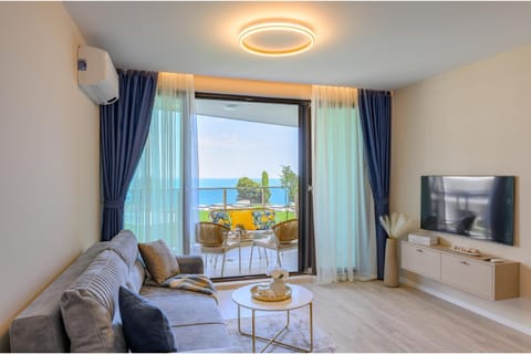 Communal lounge/ TV room, Natural landscape, TV and multimedia, Living room, Seating area, Evening entertainment, Sea view