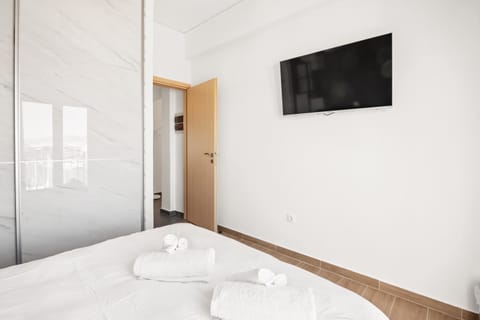 Bed, TV and multimedia, Bedroom, towels, towels, wardrobe