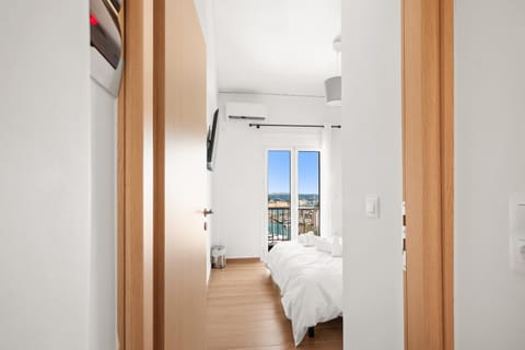 Bed, Natural landscape, View (from property/room), Beach, City view, City view, Mountain view, Sea view, Sea view, Supermarket/grocery shop, towels, towels, washing machine