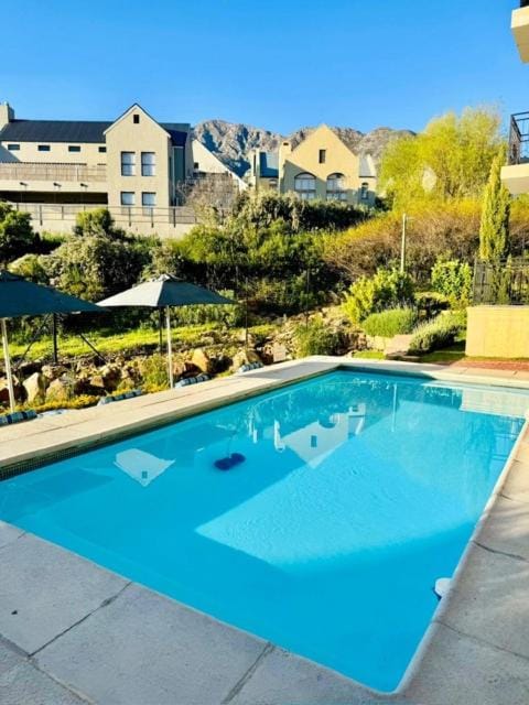 Property building, Spring, Day, Natural landscape, Garden, Garden view, Mountain view, Pool view, Swimming pool, Swimming pool, sunbed