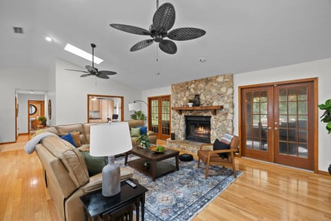 Living room, Seating area, fireplace