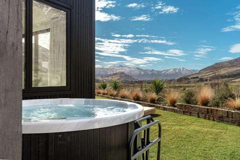 Natural landscape, Hot Tub, Hot Tub, Balcony/Terrace, Mountain view, Pool view
