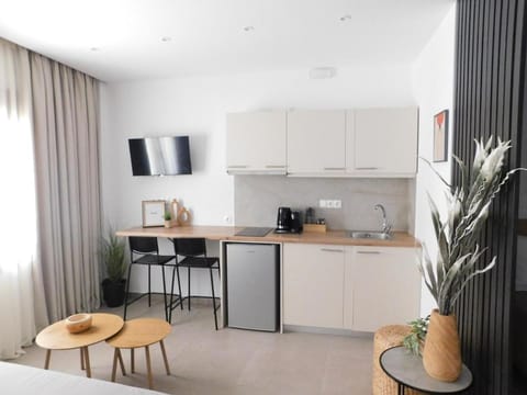 Coffee/tea facilities, Kitchen or kitchenette, Dining area