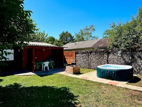 Garden, Hot Tub