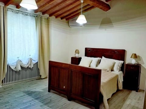 sunflowers dimora is a rustic villa a few steps from tourist destinations House in Tuscany