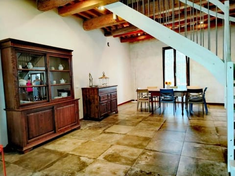 sunflowers dimora is a rustic villa a few steps from tourist destinations House in Tuscany