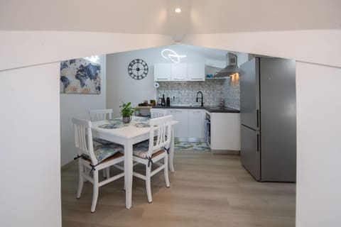 Kitchen or kitchenette, Dining area, oven, stove
