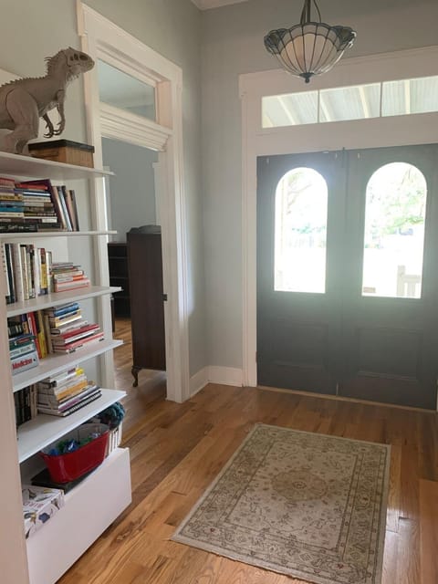 Explore Austin & San Antonio with friends & family House in Kyle