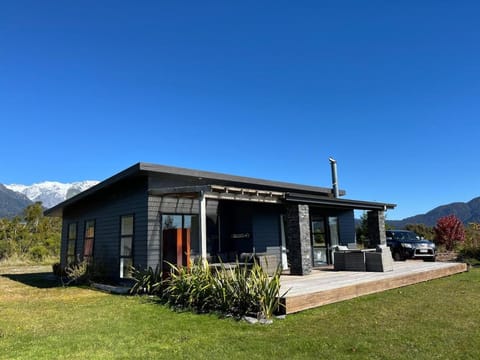 Property building, Natural landscape, Garden, Garden view, Mountain view