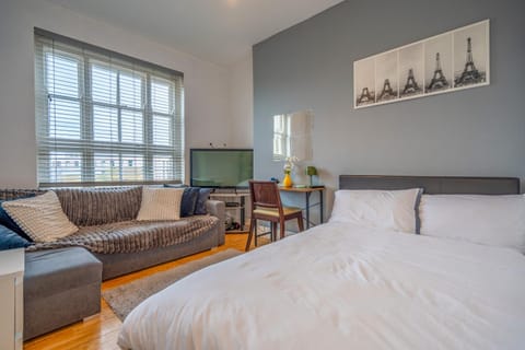 Photo of the whole room, Bedroom