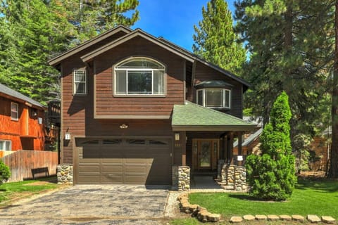 TaHaus Hot Tub Pool Table Dog Friendly House in South Lake Tahoe