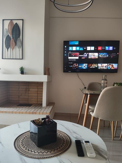 TV and multimedia, Living room, Seating area, Evening entertainment
