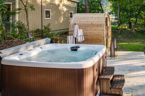 Hudson Valley Hot Tub Sauna Fire Pit Games House in Capital District, NY, USA