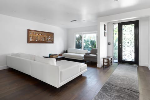 Enjoy Sunny Poolside Living California Style House in Saratoga