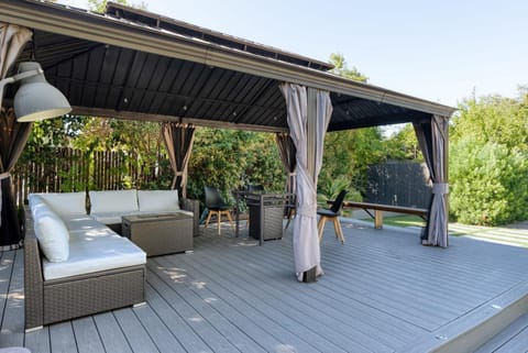 Enjoy Sunny Poolside Living California Style House in Saratoga