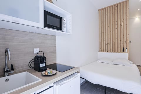 Bed, TV and multimedia, Coffee/tea facilities, Photo of the whole room, Bedroom, microwave, stove, towels, kitchen