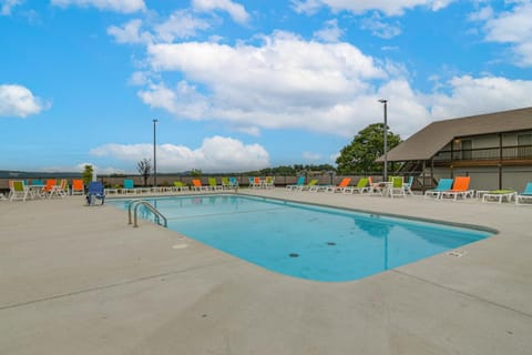 Table Rock Lake Retreat Steps to Water and Pools! Apartment in Kimberling City