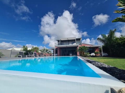 Property building, Swimming pool, sunbed