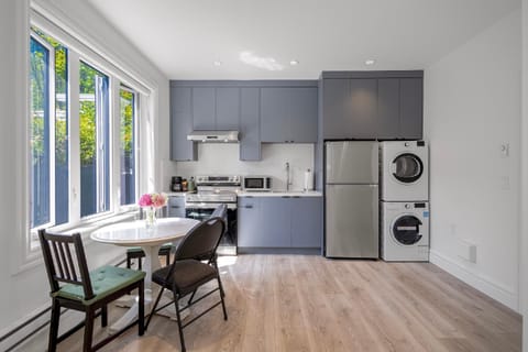 Kitchen or kitchenette, Seating area, Dining area, heating, storage, toaster, laundry