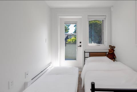 Bedroom, bunk bed, heating