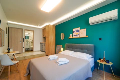 Bed, Photo of the whole room, Seating area, Bedroom, towels, air conditioner