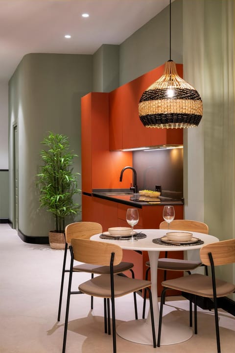 Kitchen or kitchenette, Dining area