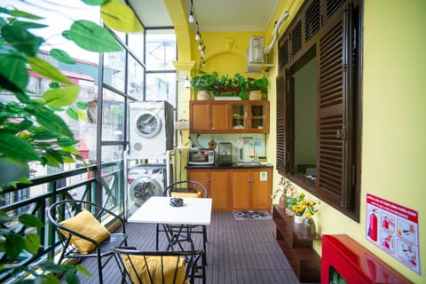 Kitchen or kitchenette, Seating area, Dining area