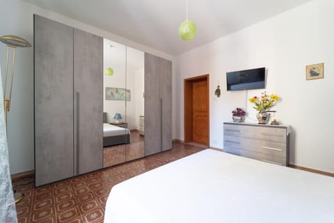 Bed, TV and multimedia, Photo of the whole room, Bedroom, wardrobe