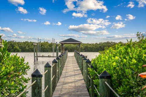 Luxury Riverfront Oasis Dock Pool & Walk 2 Beach House in Wilbur-By-The-Sea