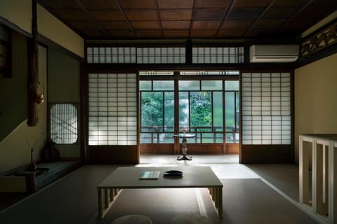 Living room, Photo of the whole room, air conditioner