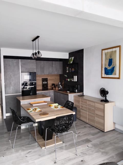 Kitchen or kitchenette, Dining area