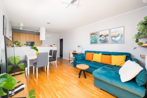 TV and multimedia, Kitchen or kitchenette, Living room, Seating area, Dining area