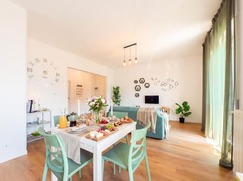 TV and multimedia, Kitchen or kitchenette, Living room, Food and drinks, Seating area, Food