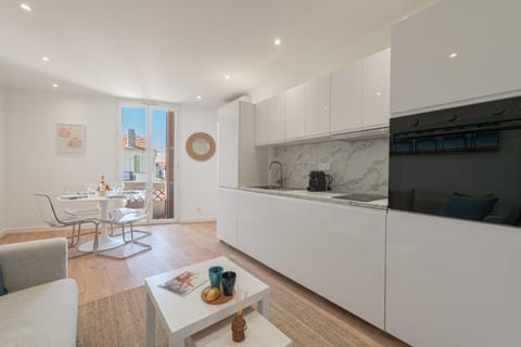 Kitchen or kitchenette, Dining area, oven