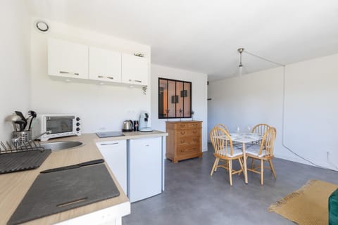 Kitchen or kitchenette, Dining area, oven, pet friendly, stove