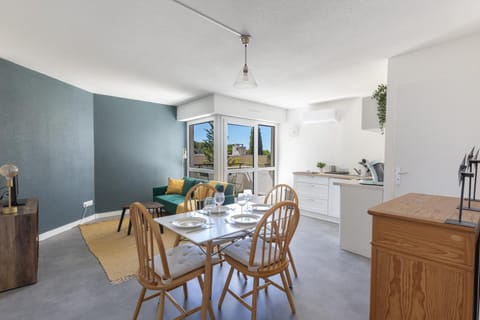 Living room, kitchen, air conditioner