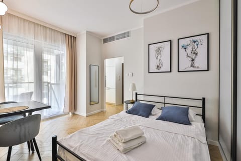 Bed, Photo of the whole room, Seating area, towels, air conditioner