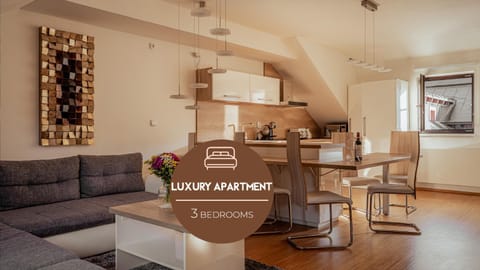 View (from property/room), Living room, Seating area, Dining area, Mountain view, Mountain view