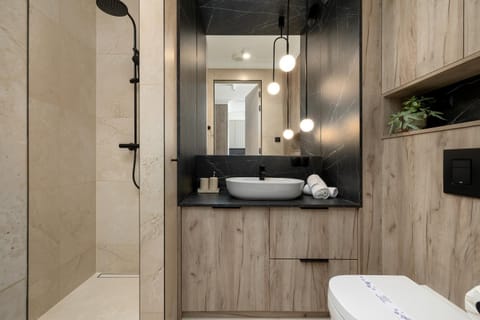 Shower, Toilet, Bathroom, towels