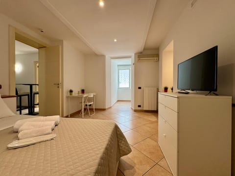 Bed, TV and multimedia, Photo of the whole room, Seating area, Evening entertainment, Bedroom, air conditioner