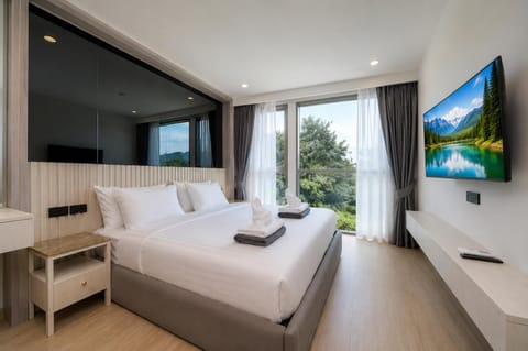 Bed, TV and multimedia, Bedroom